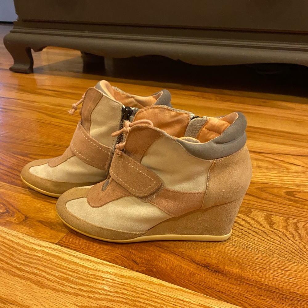 Color block ankle boots, still in good condition! Very comfortable!
